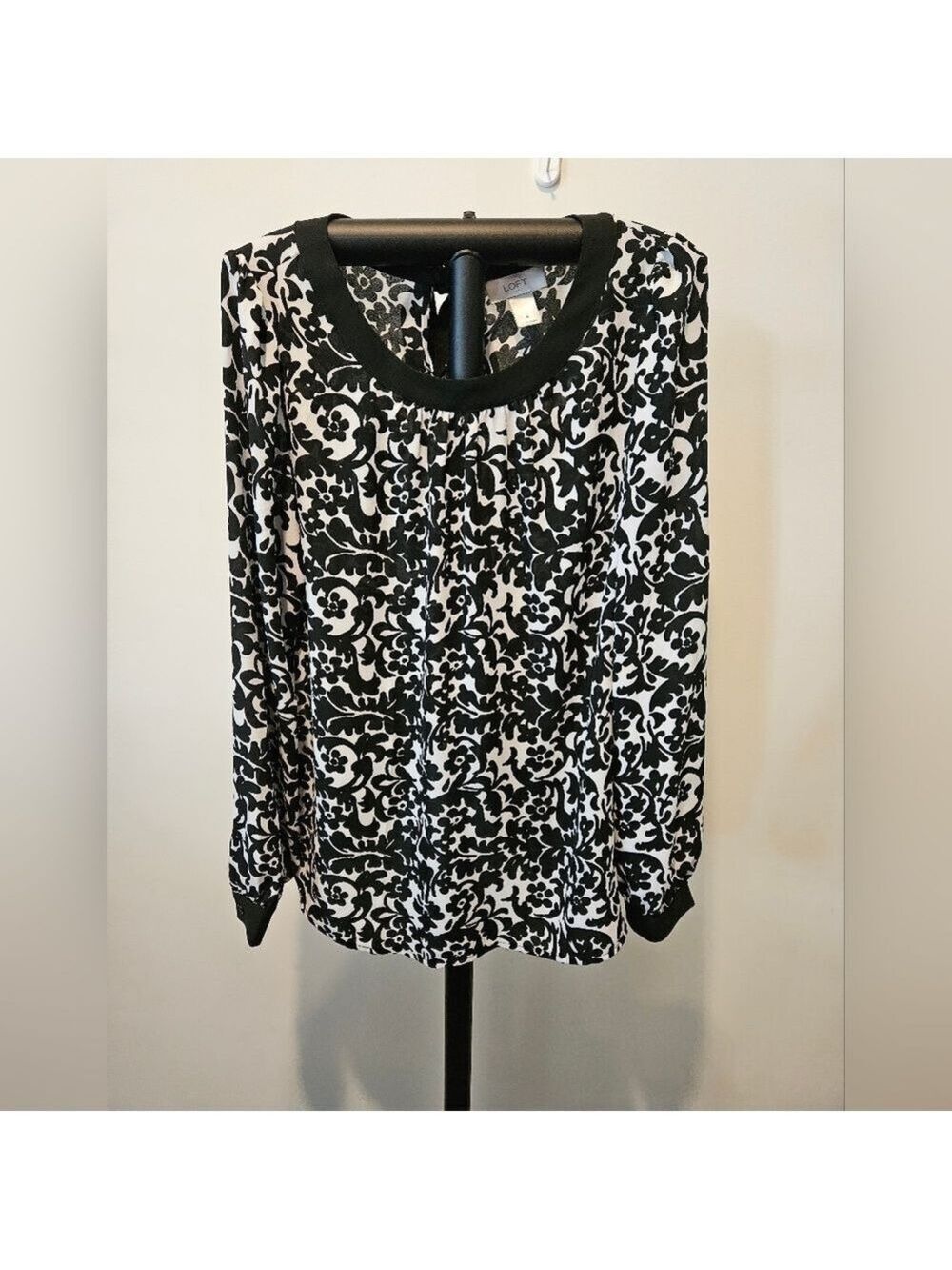 LOFT BLACK & IVORY FLORAL PULLOVER BLOUSE TIES INTO A BOW REAR NECKLINE SIZE S